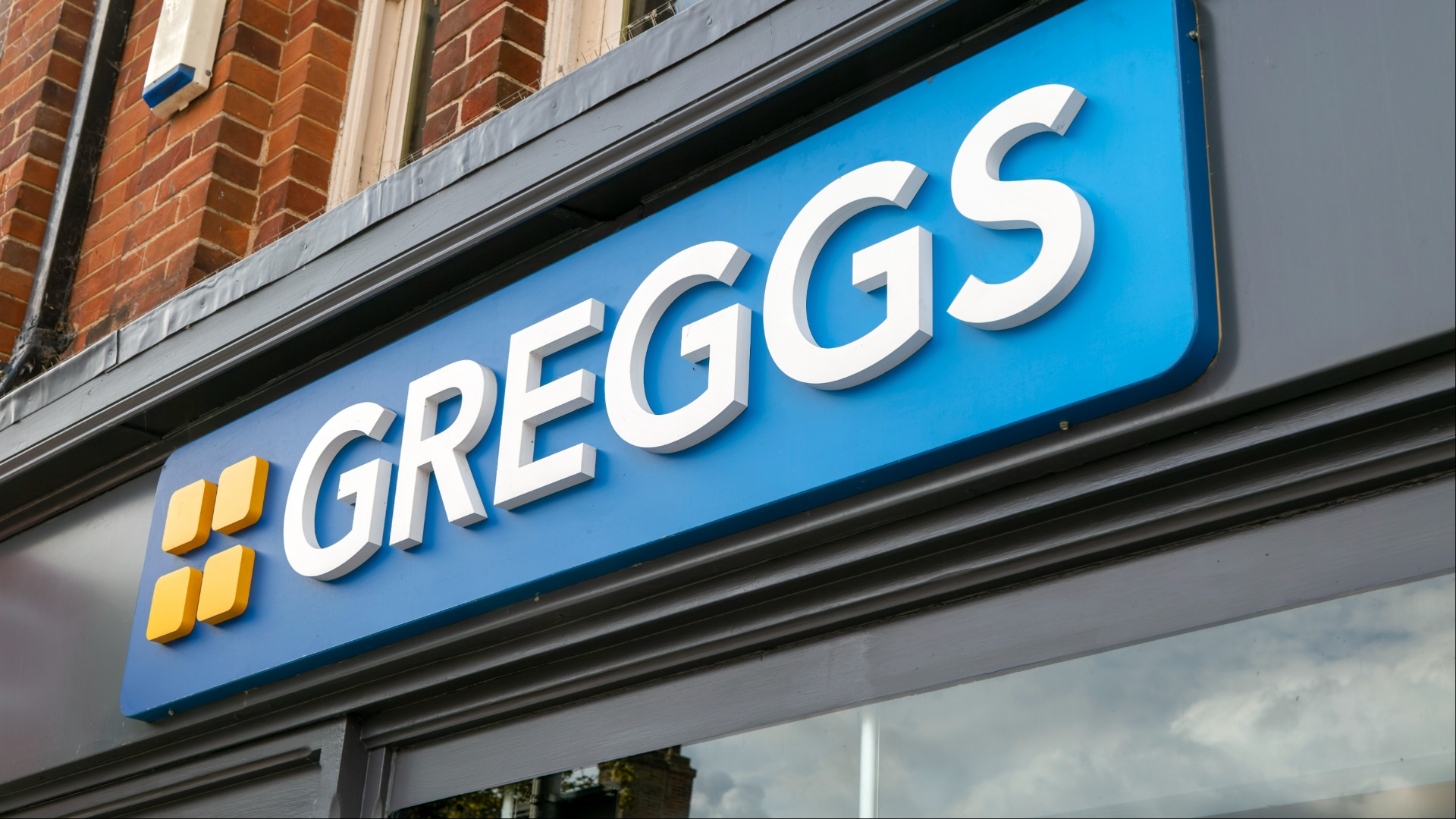 Glasgow bar responds with cheeky prank after Greggs opens new branch across the street